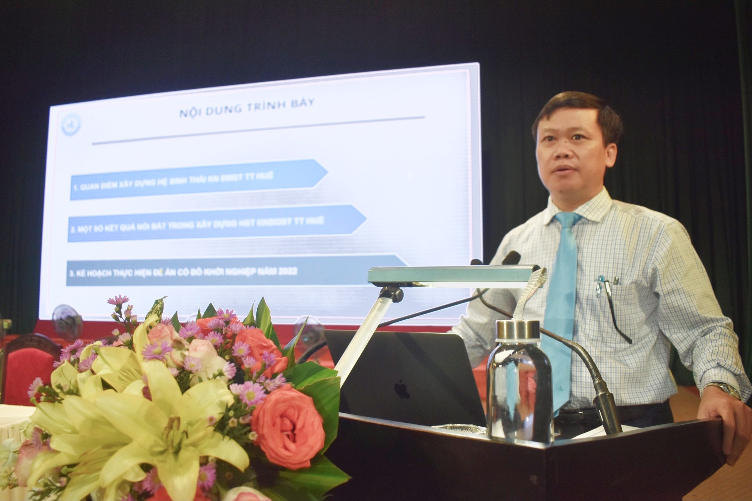 Ông Hồ Thắng - Giám đốc Sở KH&CN tỉnh TTH báo cáo chuyên đề về xây dựng và phát triển hệ sinh thái KNĐMST trên địa bàn tỉnh
